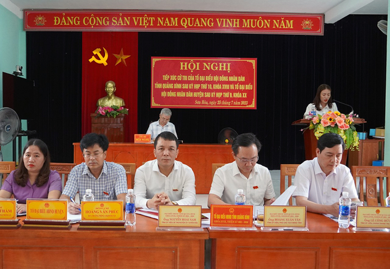 Tổ đại biểu HĐND tỉnh đang tiếp xúc với cử tri huyện Tuyên Hóa