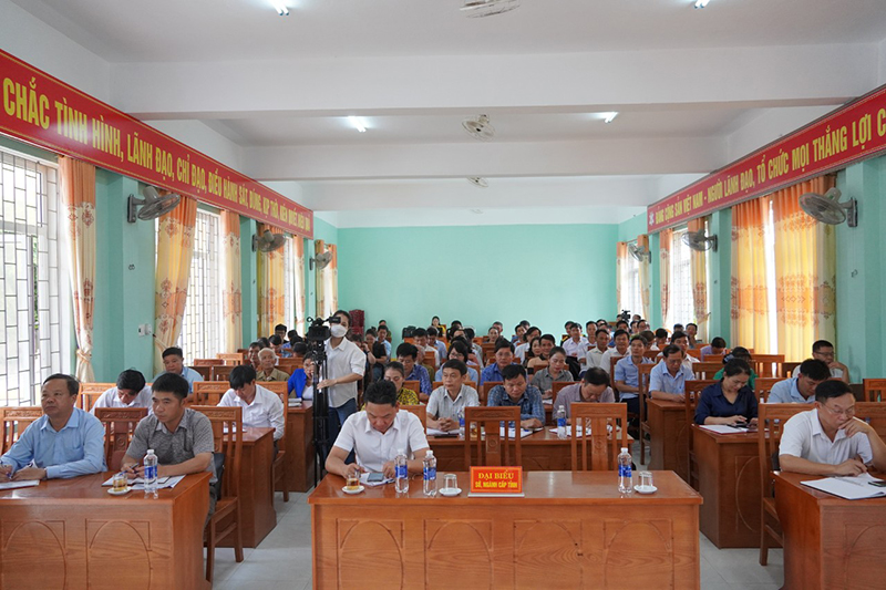 Đông đảo người dân huyện Tuyên Hoá tham gia hội nghị tiếp xúc cử tri.