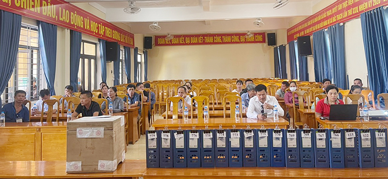 Người dân tham gia đấu giá các lô đất tại xã Bắc Trạch (Bố Trạch).