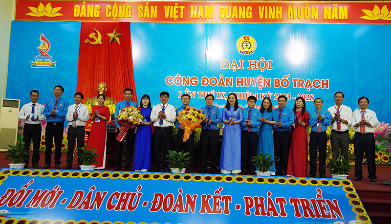 Lãnh đạo LĐLĐ tỉnh, huyện Bố Trạch tặng hoa chúc mừng Ban Chấp hành LĐLĐ huyện Bố Trạch khóa IX, nhiệm kỳ 2023-2028.