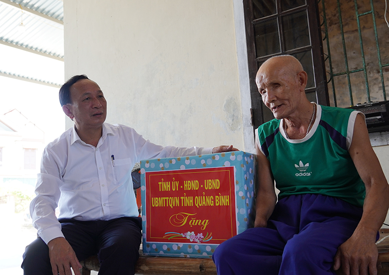 Đồng chí Trần Hải Châu trò chuyện, thăm hỏi sức khỏe thương binh Đoàn Xuân Liền (SN 1944), ở TDP Thọ Đơn, phường Quảng Thọ, TX. Ba Đồn. 