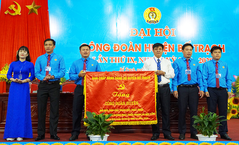 Bí thư Huyện ủy Bố Trạch Lê Công Toán tặng hoa chúc mừng đại hội.