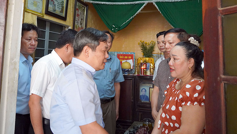 Đồng chí Bí thư Tỉnh ủy Vũ Đại Thắng trò chuyện với người thân Mẹ VNAH Nguyễn Thị Trữ