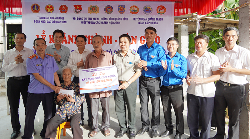 Đại diện lãnh đạo Ban Thường vụ Đoàn Khối các cơ quan (CCQ) tỉnh phối hợp với Khối thi đua các ngành Nội chính tỉnh bàn giao nhà cho bà Nguyễn Thị Phùng.