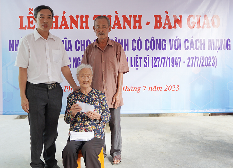 Đại diện Ủy ban MTTQVN xã Phù Hóa tặng quà cho gia đình bà Nguyễn Thị Phùng.