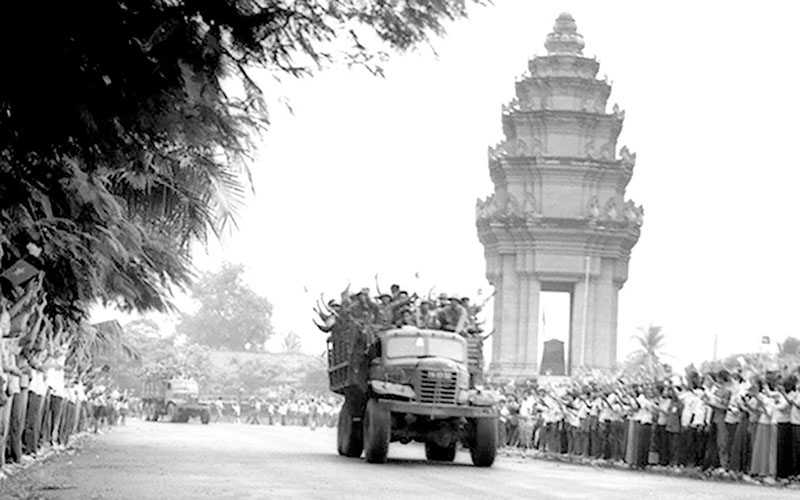 Người dân Campuchia bịn rịn chia tay những người lính tình nguyện Việt Nam trở về quê hương vào năm 1989. Ảnh tư liệu.