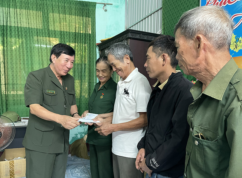 Ông Đặng Phúc Duệ, Chủ tịch Hội cựu TNXP tỉnh thay mặt đoàn công tác thăm hỏi, tặng quà, động viên các cựu TNXP.