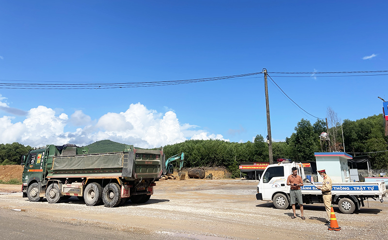 Lực lượng Cảnh sát giao thông huyện Quảng Ninh tăng cường tuần tra, kiểm soát và tuyên truyền bảo đảm ATGT thi công dự án đường bộ cao tốc Bắc-Nam.