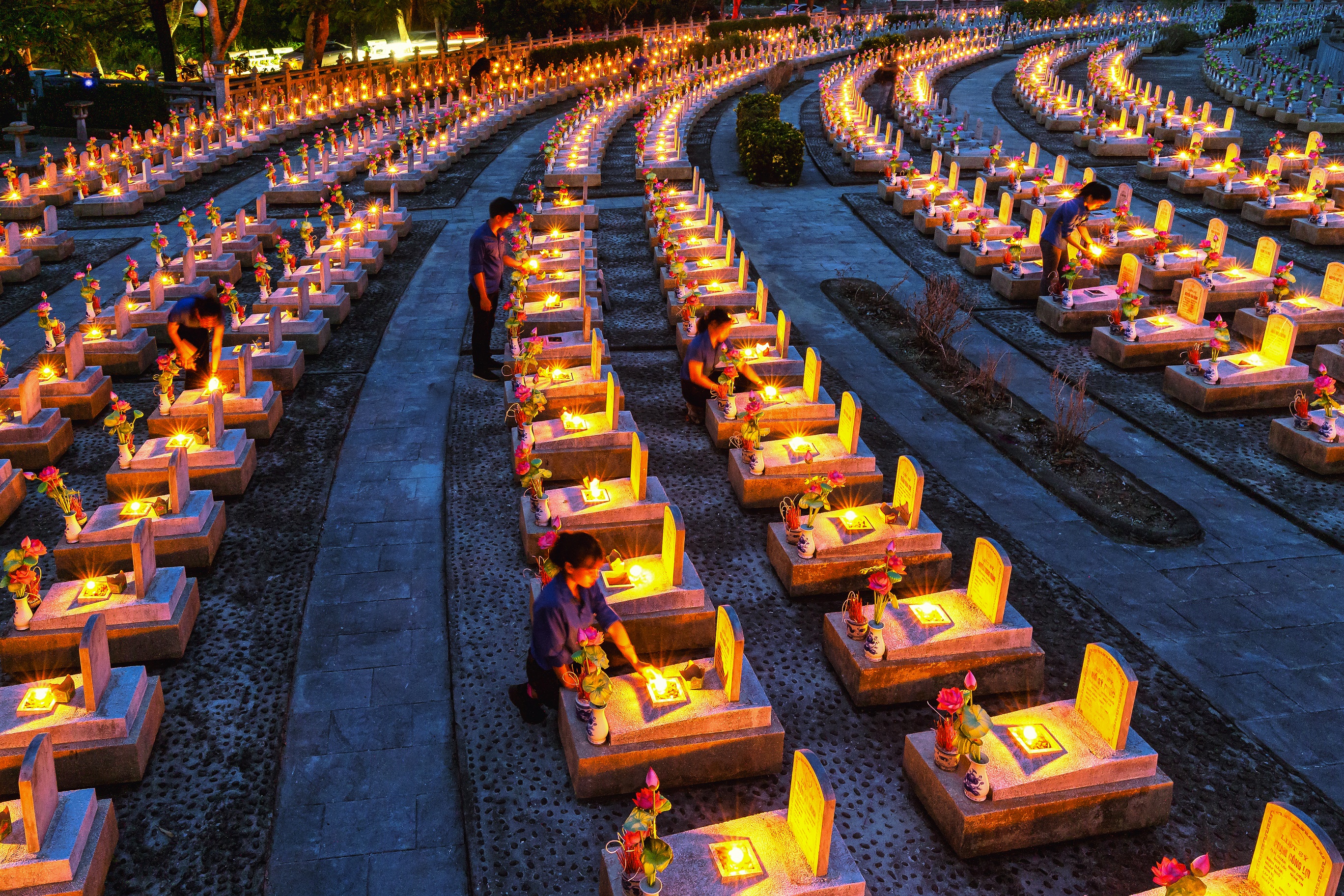 Thắp nến tri ân tại Nghĩa trang liệt sỹ quốc gia Trường Sơn.  Tác giả: Nguyễn Hải