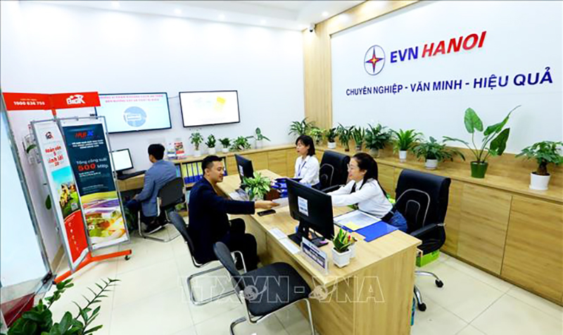Khách hàng có thể thực hiện những giao dịch về dịch vụ điện qua các thiết bị điện tử (ảnh chụp tại Phòng giao dịch khách hàng Công ty Điện lực Hoàn Kiếm, Hà Nội). Ảnh: Ngọc Hà/TTXVN