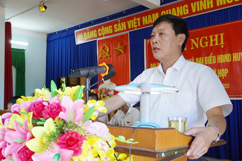 Chủ tịch UBND huyện Bố Trạch Nguyễn Ngọc Tuấn giải trình ý kiến của cử tri.