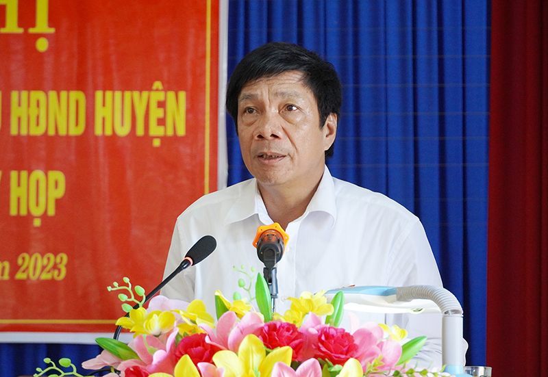 Đồng chí Phó Chủ tịch Thường trực HĐND tỉnh Nguyễn Công Huấn tiếp thu ý kiến các cử tri.