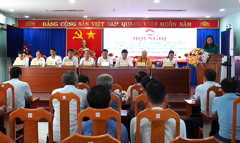 Các đại biểu HĐND tỉnh và HĐND TP. Đồng Hới tiếp xúc với cử tri thành phố.
