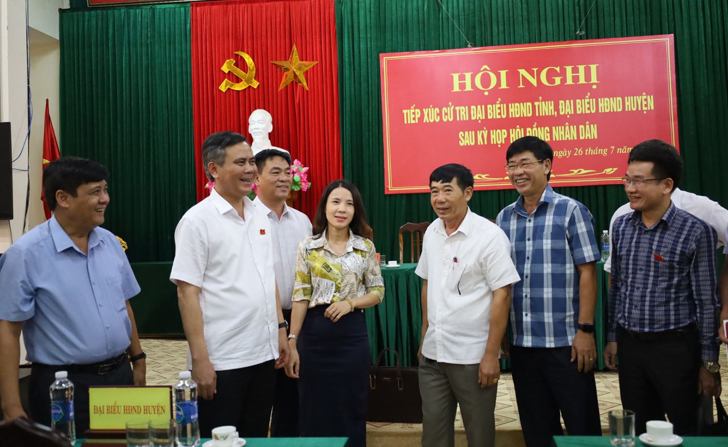 Đồng chí Chủ tịch UBND tỉnh Trần Thắng và tổ đại biểu HĐND tỉnh trò chuyện cùng cán bộ, cử tri huyện  Bố Trạch. 