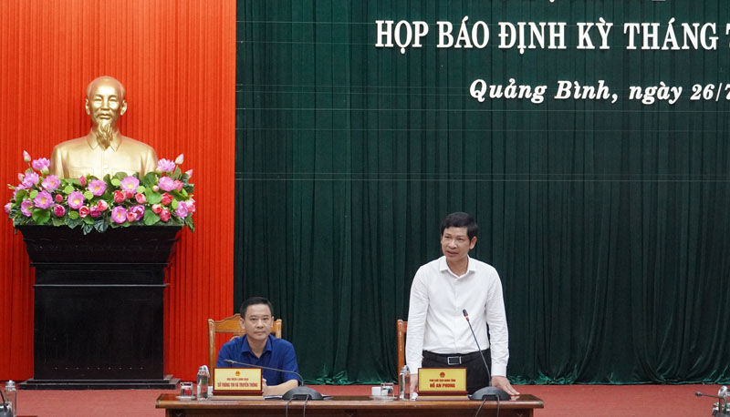 Đồng chí Phó Chủ tịch UBND tỉnh Hồ An Phong phát biểu đặt vấn đề tại buổi họp báo. 