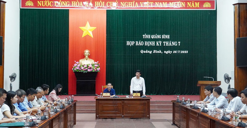 Đồng chí Phó Chủ tịch UBND tỉnh Hồ An Phong chủ trì buổi họp báo. 