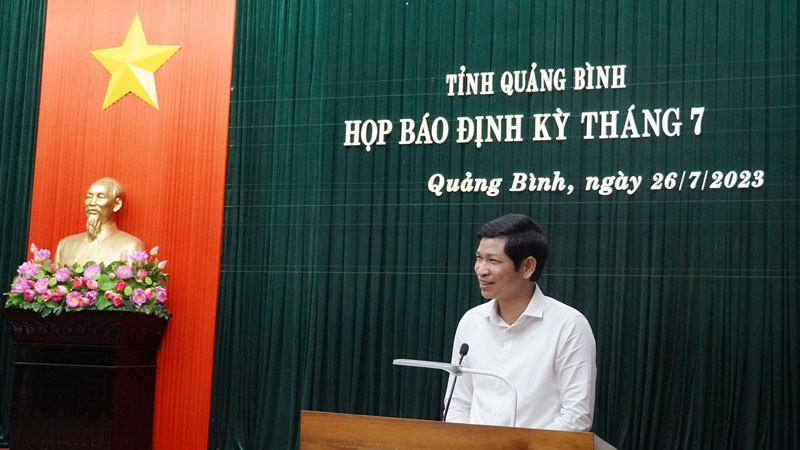 Đồng chí Phó Chủ tịch UBND tỉnh Hồ An Phong phát biểu kết luận buổi họp báo.