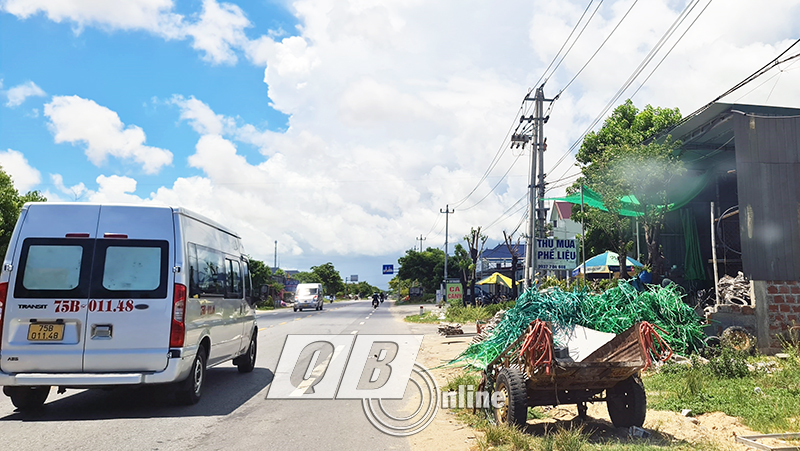 Các công trình của người dân xây dựng trong hành lang ATGT ở xã Gia Ninh (Quảng Ninh).