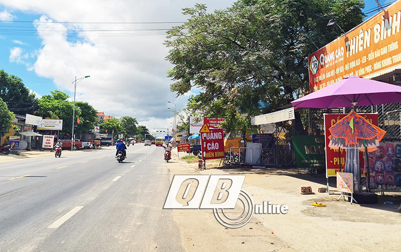 Biển, bảng quảng cáo, hàng quán lấn chiếm vỉa hè tại khu vực Dinh Mười, xã Gia Ninh.