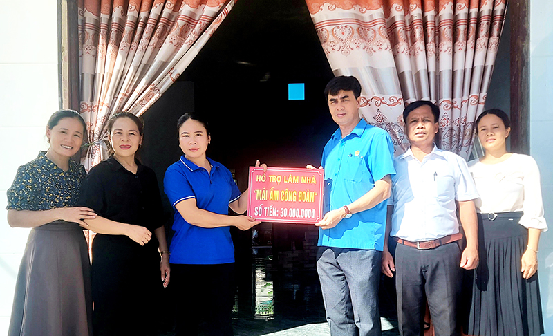 Liên đoàn Lao động huyện Tuyên Hóa hỗ trợ kinh phí làm nhà ở cho đoàn viên có hoàn cảnh khó khăn.