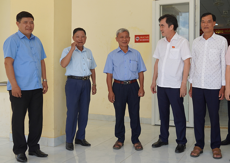 Đại biểu HĐND tỉnh Nguyễn Lương Bình trò chuyện với cử tri huyện Minh Hóa