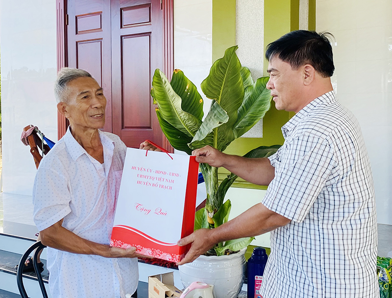 Đồng chí Phó Chủ tịch UBND huyện Bố Trạch Nguyễn Văn Thủy thăm, tặng quà cho các gia đình chính sách trên địa bàn huyện.