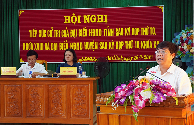 Đồng chí Phó Bí thư Thường trực Huyện ủy Quảng Ninh Nguyễn Ngọc Thụ tiếp thu, trả lời một số kiến nghị của cử tri huyện Quảng Ninh.