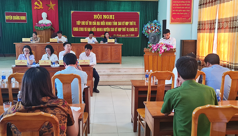 Cử tri huyện Quảng Ninh bày tỏ tâm tư, nguyện vọng.