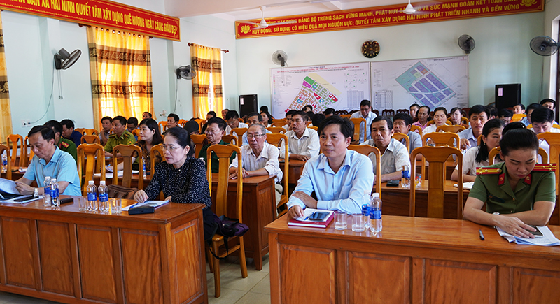 Các đại biểu và cử tri tham dự buổi tiếp xúc cử tri.