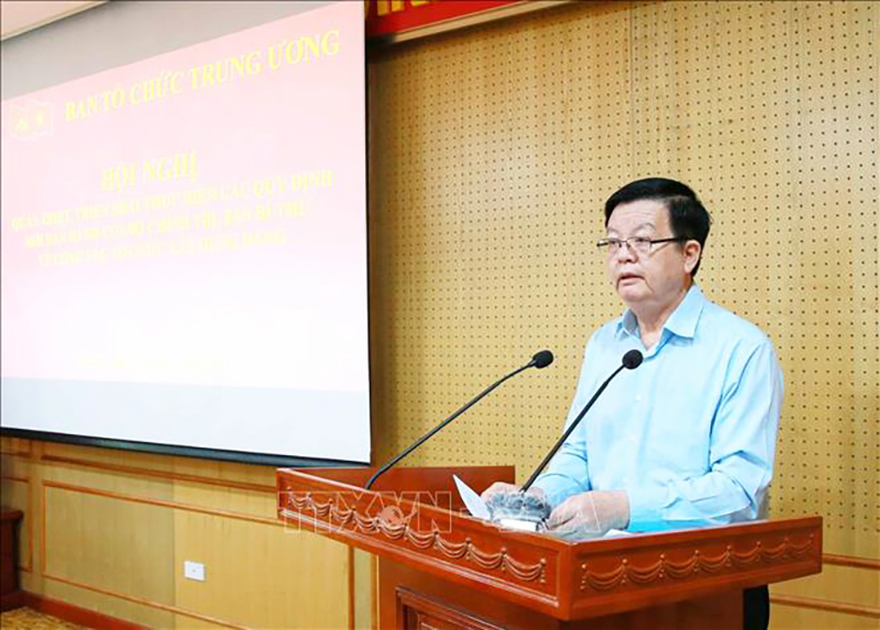 Đồng chí Mai Văn Chính, Uỷ viên Trung ương Đảng, Phó Trưởng Ban Thường trực Ban Tổ chức Trung ương quán triệt Quy định 114 của Bộ Chính trị tại hội nghị. Ảnh: Phương Hoa/TTXVN