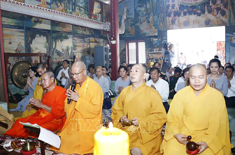  Tăng ni, Phật tử và quan khách hai nước dự Lễ cầu siêu cho các anh hùng liệt sĩ đã hy sinh vì nền độc lập, tự do và hạnh phúc của hai dân tộc Lào – Việt Nam anh em. Ảnh: Phạm Kiên/TTXVN 
