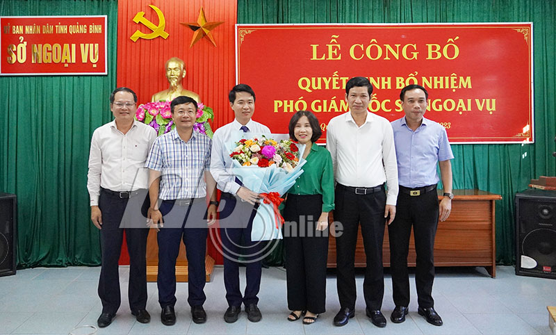 Lãnh đạo Sở Ngoại vụ và các đại biểu tặng hoa chúc mừng đồng chí Nguyễn Thế Huy.
