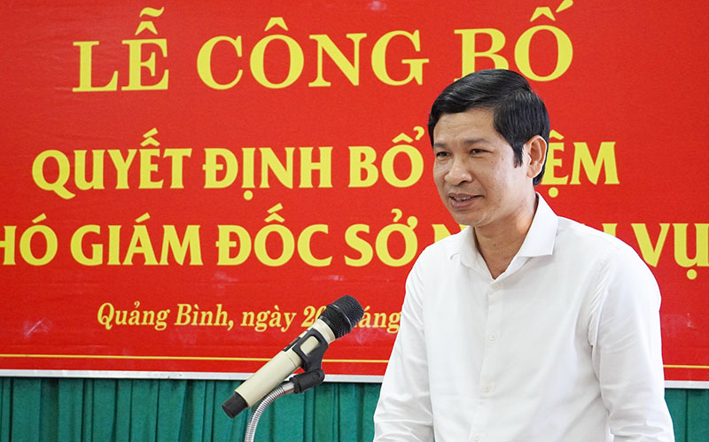 Đồng chí Phó Chủ tịch UBND tỉnh Hồ An Phong phát biểu giao nhiệm vụ cho đồng chí Nguyễn Thế Huy, Phó Giám đốc Sở Ngoại vụ.