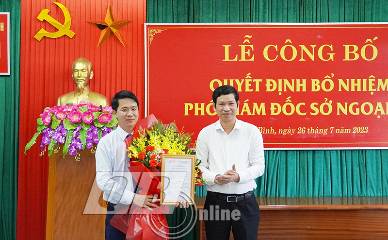 Đồng chí Phó Chủ tịch UBND tỉnh Hồ An Phong trao quyết định bổ nhiệm và tặng hoa chúc mừng đồng chí Nguyễn Thế Huy, Phó Giám đốc Sở Ngoại vụ.