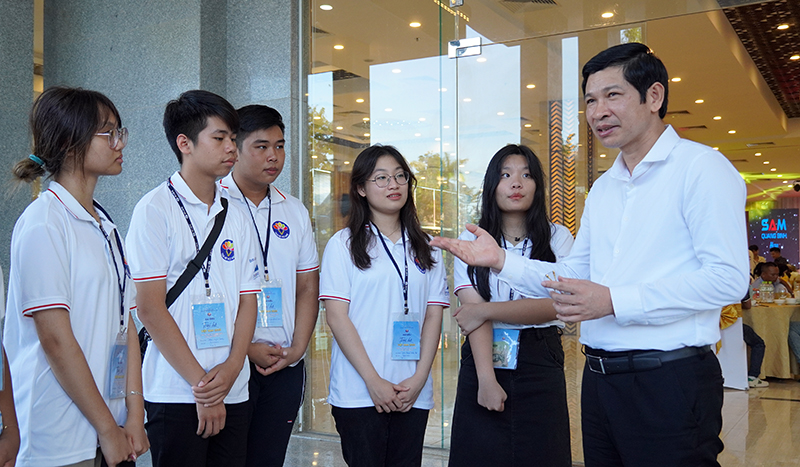 Phó Chủ tịch UBND tỉnh trao đổi, chuyện trò với đại biểu thanh niên người Việt Nam ở nước ngoài.