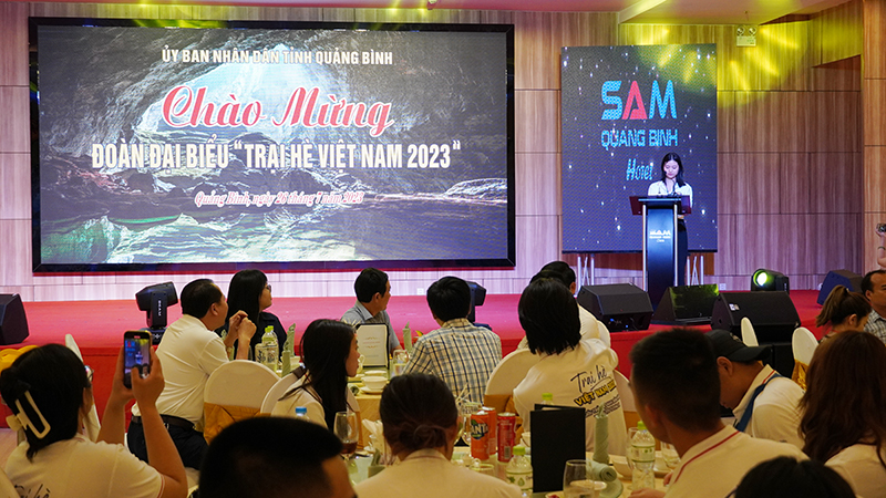 Đại diện đại biểu thanh niên người Việt Nam ở nước ngoài phát biểu cảm tưởng khi đến Quảng Bình. 