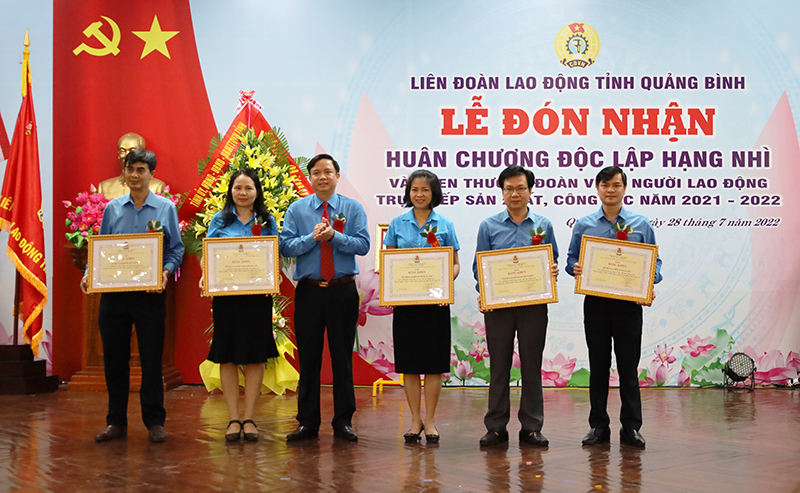 Lãnh đạo LĐLĐ tỉnh tặng bằng khen cho các tập thể đạt thành tích xuất sắc trong giai đoạn 1 thực hiện Chương trình “1 triệu sáng kiến-Nỗ lực vượt khó sáng tạo, quyết tâm chiến thắng đại dịch Covid-19”.
