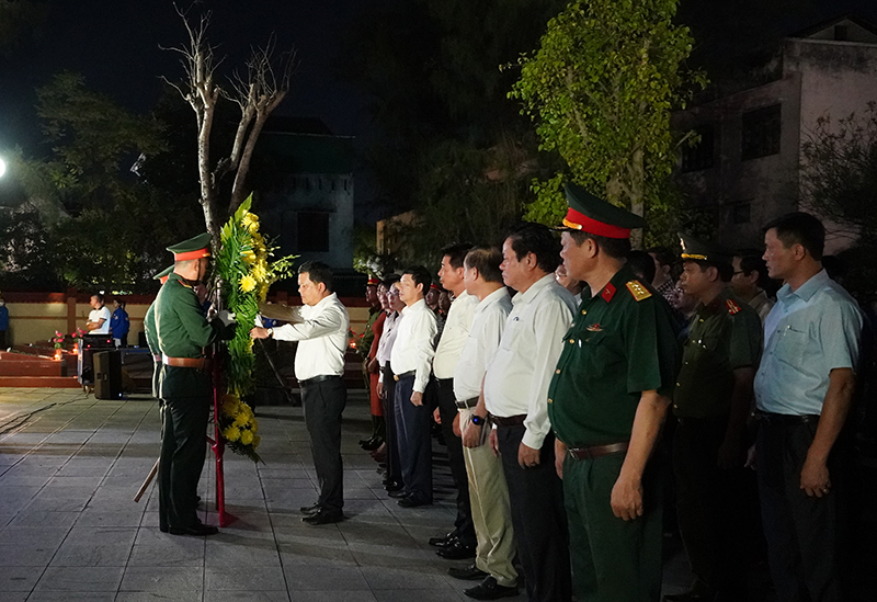 Thay mặt lãnh đạo TP. Đồng Hới, đồng chí Bí thư Thành ủy Đồng Hới Trần Phong dâng hoa viếng các anh hùng liệt sỹ.
