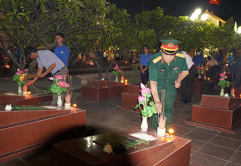 Các đồng chí lãnh đạo thành phố dâng hương lên các phần mộ liệt sỹ.