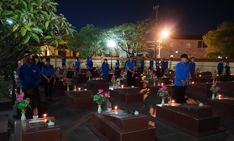 Lực lượng đoàn viên thanh niên thành phố thắp nến tri ân lên các phần mộ liệt sỹ.