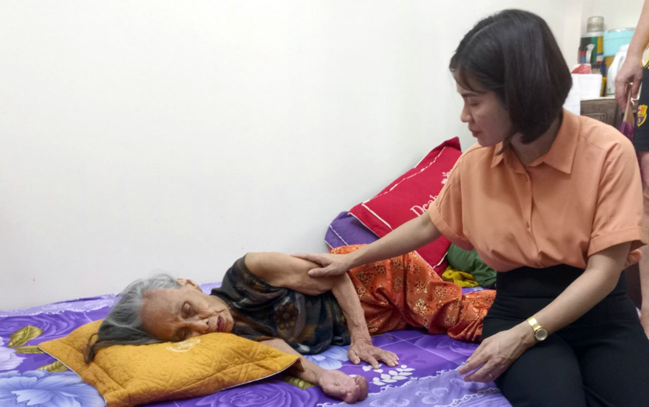 Đồng chí Diệp Thị Minh Quyết, Chủ tịch Hội LHPN tỉnh thăm Mẹ Việt Nam anh hùng Đặng Thị Chấn