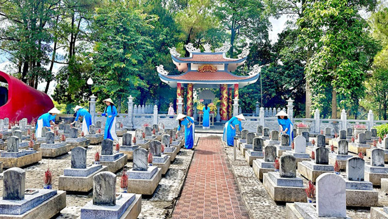 Cán bộ Hội LHPN tỉnh dâng hương tại phần mộ các Anh hùng liệt sĩ quê Quảng Bình yên nghỉ tại Nghĩa trang liệt sĩ Quốc gia Trường Sơn
