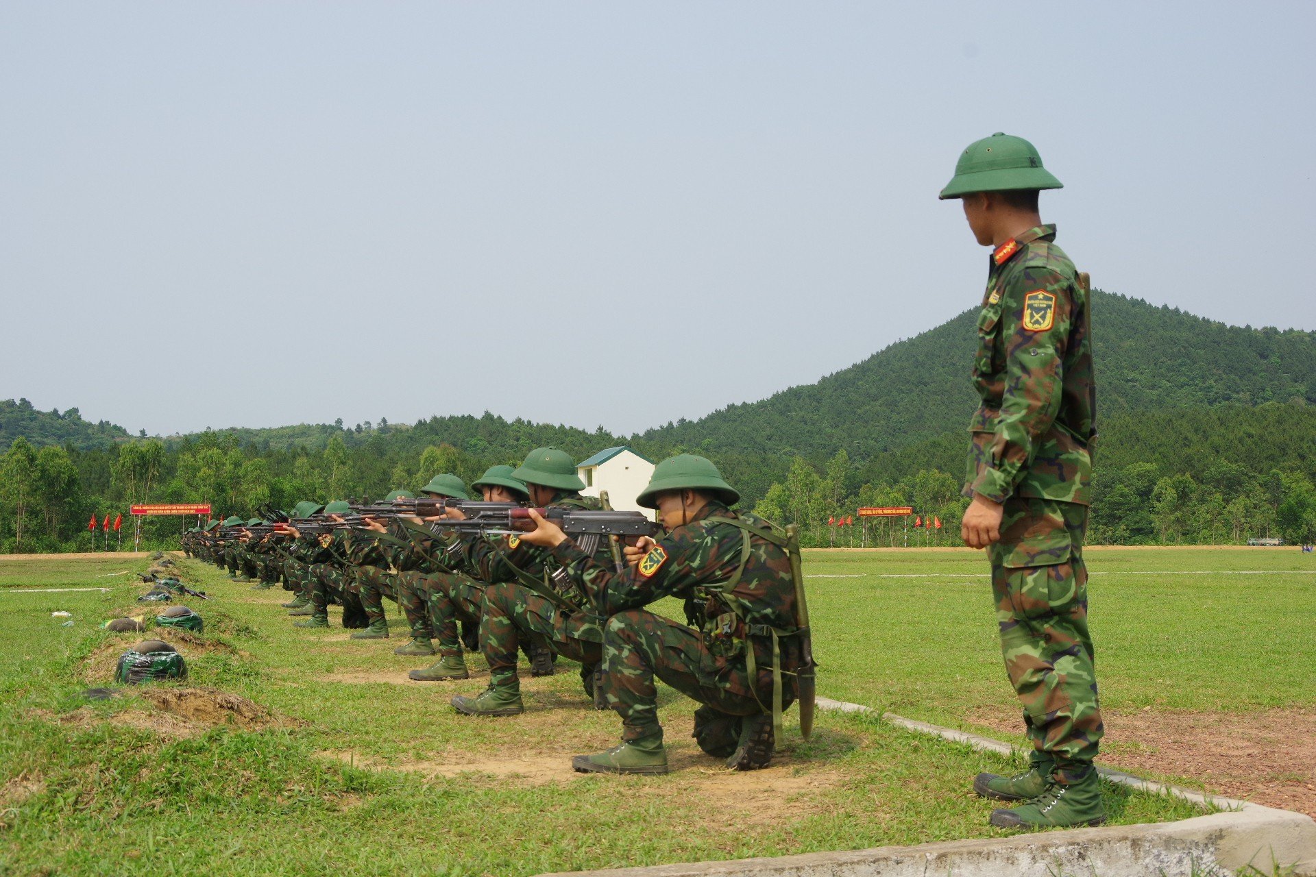 Chiến sĩ Trung đoàn bộ binh 996 thực hành huấn luyện.