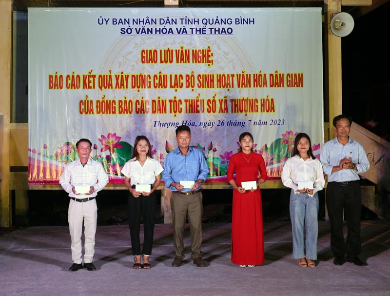 Các cá nhân người đồng bào DTTS được Sở Văn hóa và Thể thao, UBND huyện Minh Hóa khen thưởng vì có nhiều thành tích xuất sắc trong việc bảo tồn, phát huy bản sắc văn hóa dân tộc thời gian gần đây. 