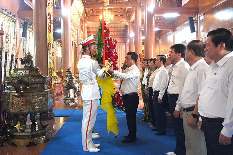 Thay mặt các đồng chí lãnh đạo Đảng, chính quyền thành phố, đồng chí Trần Phong dâng hoa Đền thờ Bác Hồ và các Anh hùng liệt sỹ tỉnh Quảng Bình.