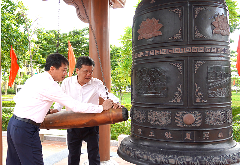 Đồng chí Bí thư Thành ủy và Chủ tịch UBND thành phố thỉnh chuông tại Đền thờ Bác Hồ và các Anh hùng liệt sỹ tỉnh.