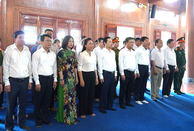 Các đồng chí lãnh đạo thành phố bày tỏ lòng biết ơn đến Bác Hồ và các Anh hùng liệt sĩ.