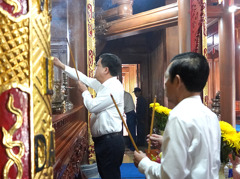 Đồng chí Bí thư Thành ủy Đồng Hới Trần Phong dâng hương Đền thờ Bác Hồ và các Anh hùng liệt sĩ.