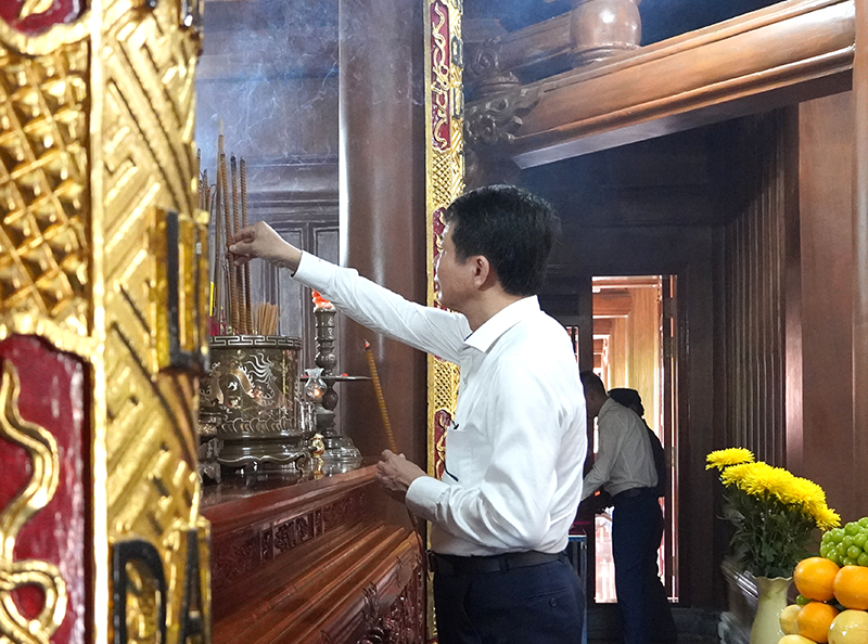 Các đồng chí lãnh đạo thành phố dâng hương Đền thờ Bác Hồ và các Anh hùng liệt sĩ.