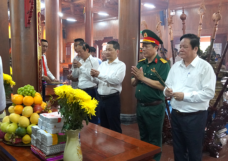 Các đồng chí lãnh đạo Đảng, chính quyền TP. Đồng Hới dâng hương Đền thờ Bác Hồ và các Anh hùng liệt sĩ.